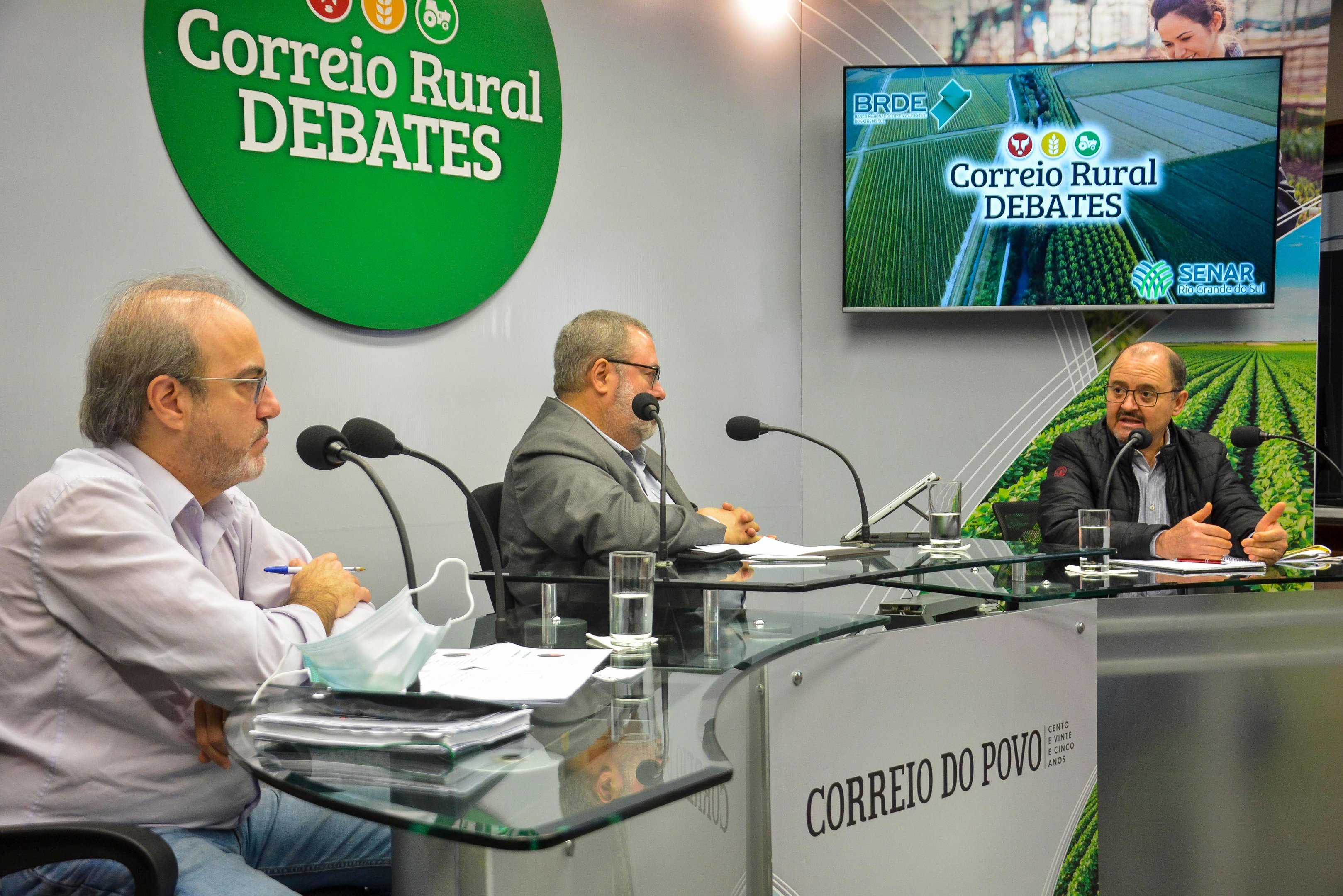 O gerente de opera&ccedil;&otilde;es do BRDE, Paulo Raffin (esquerda); o diretor da reda&ccedil;&atilde;o do Correio do Povo, Telmo Flor (centro); e o diretor t&eacute;cnico da Emater, Alencar Rugeri (direita), participaram do evento