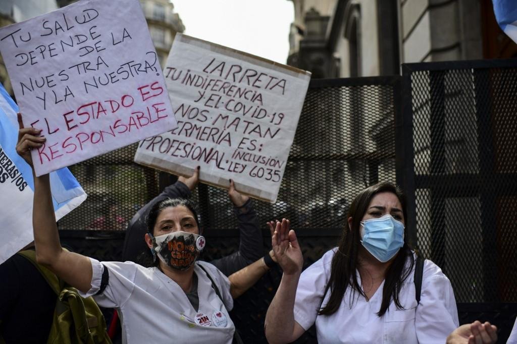 "Tua sa&uacute;de depende da nossa. E a nossa? O Estado &eacute; respons&aacute;vel", dizia um dos cartazes