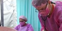 Os 700 profissionais que atuam na casa de saúde vestiram EPIs cor-de-rosa