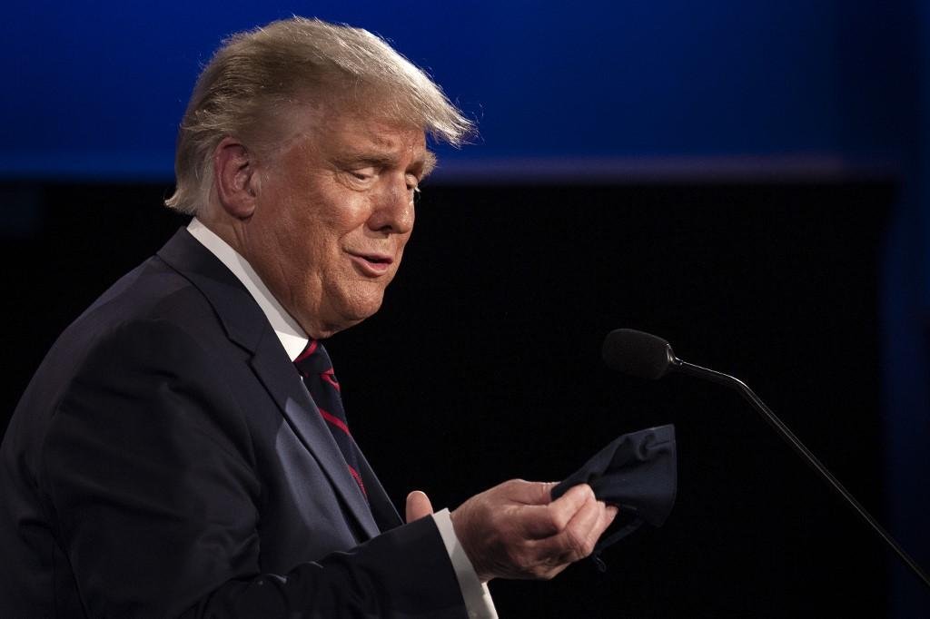 Chefe de gabinete diz que Trump tem apenas sintomas leves de Covid-19