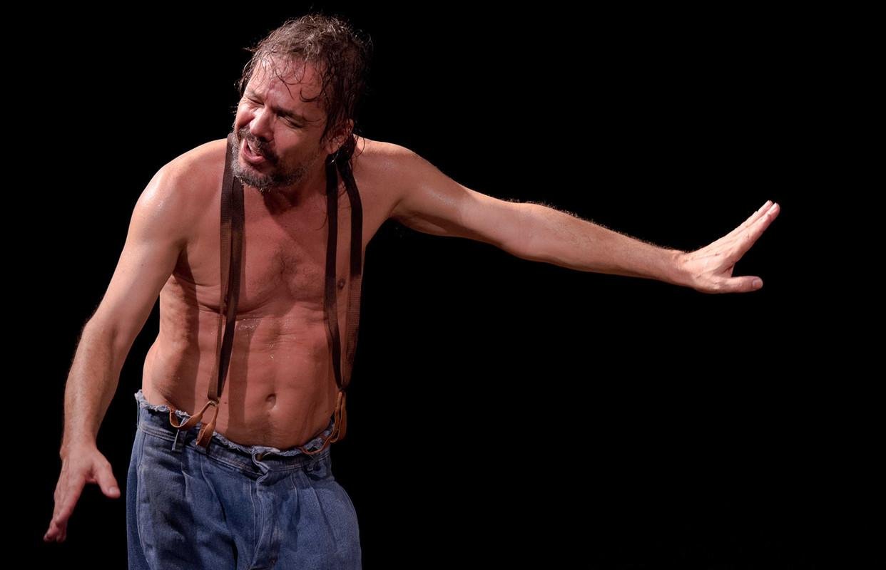 Ator J&uacute;lio Adri&atilde;o, que apresentou em Porto Alegre "A Descoberta das Am&eacute;ricas", mostra novo trabalho autoral