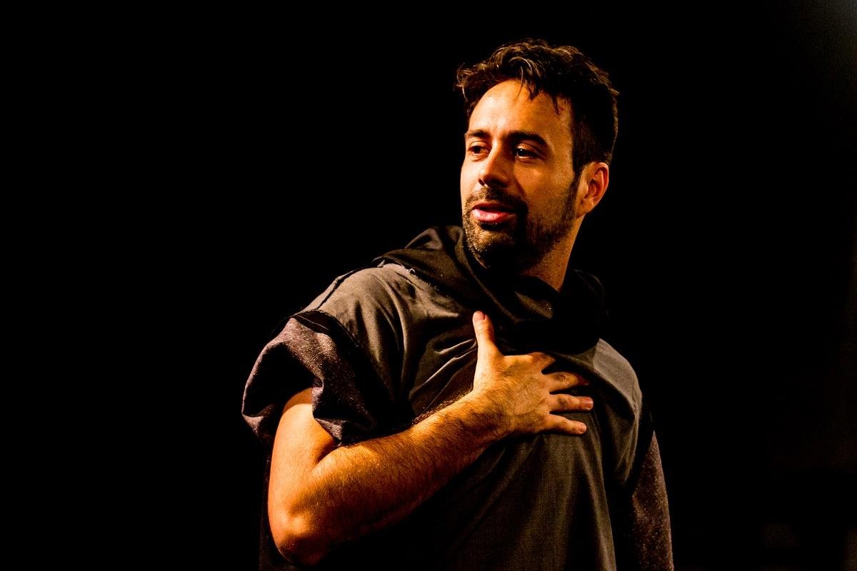 Ator Vinicius Piedade em cena de "Hamlet Cancelado"