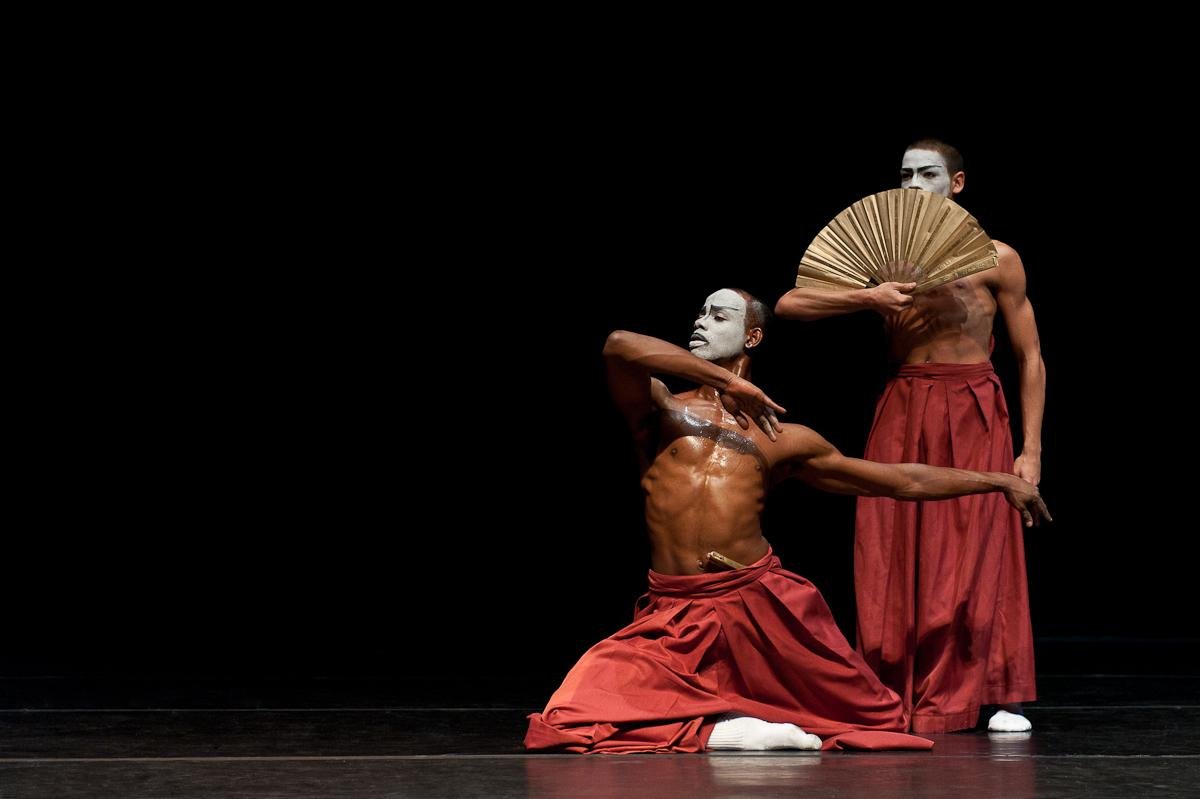 Cisne Negro Cia. De Dan&ccedil;a apresenta o espet&aacute;culo, sob a dire&ccedil;&atilde;o art&iacute;stica de Hulda Bittencourt e Dany Bittencourt