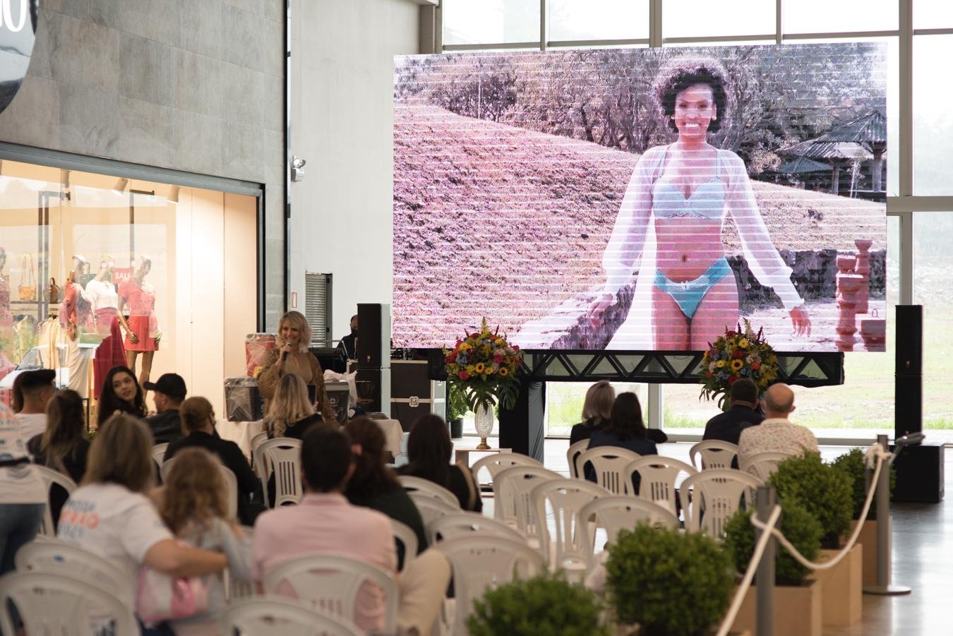 Transmiss&atilde;o de desfile pr&eacute;-gravado, via tel&atilde;o, foi inova&ccedil;&atilde;o proposta por shopping atacadista para evitar aglomera&ccedil;&otilde;es e respeitar protocolos de sa&uacute;de