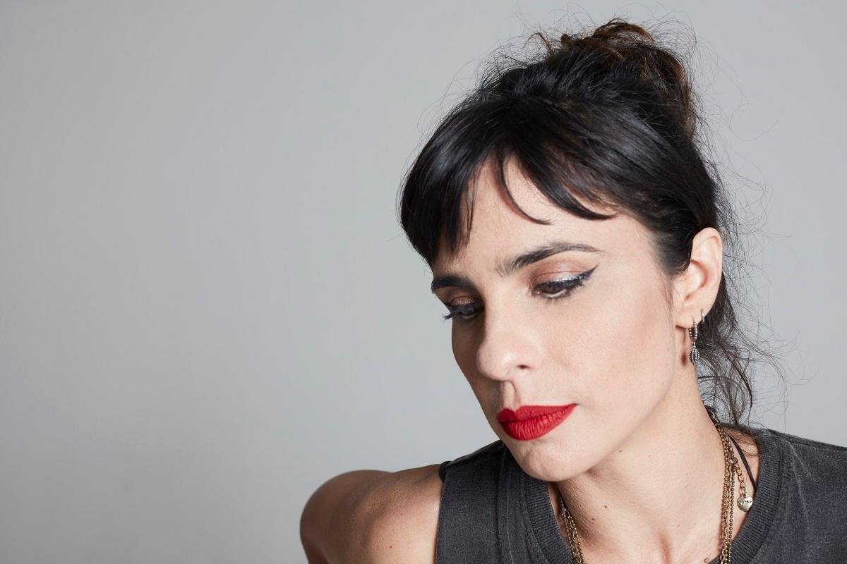 Solo &eacute; calcado nas experi&ecirc;ncias de vida e ideias sobre o que significa ser homem e mulher nos dias atuais e no questionamento sobre os diversos conceitos sociais, caracter&iacute;sticos de Fernanda Young