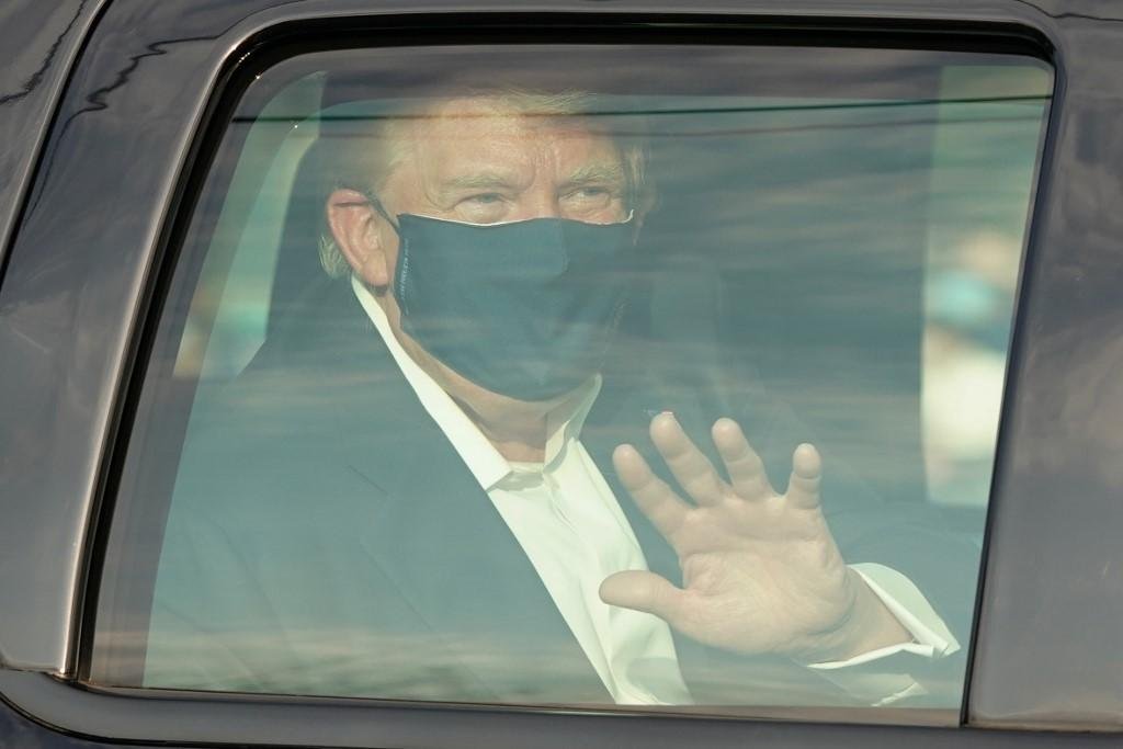 De surpresa, Trump saiu do hospital e acenou a apoiadores
