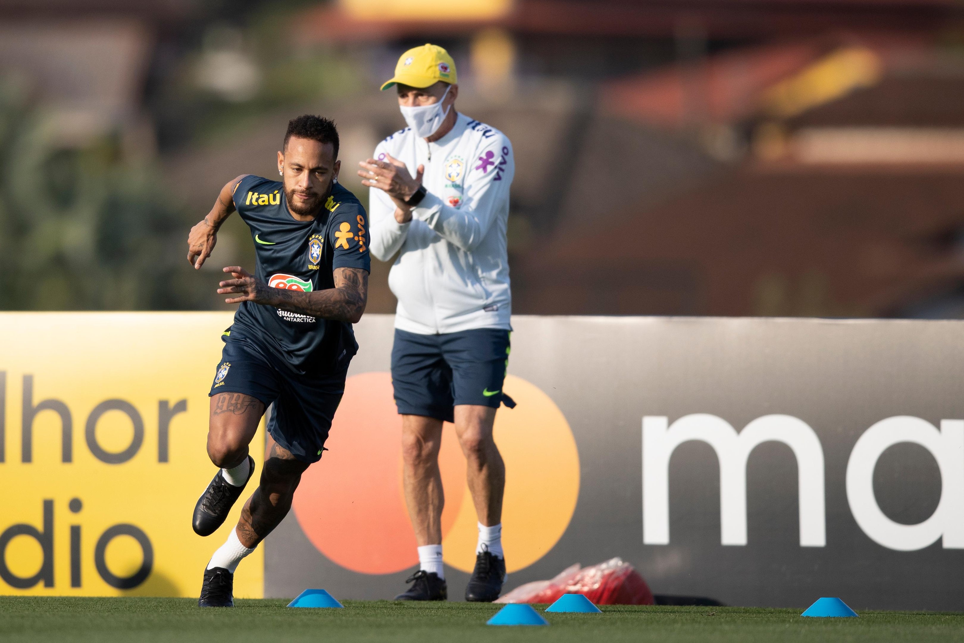 Nesta segunda-feira, o t&eacute;cnico trabalhou com oito convocados em campo em Teres&oacute;polis