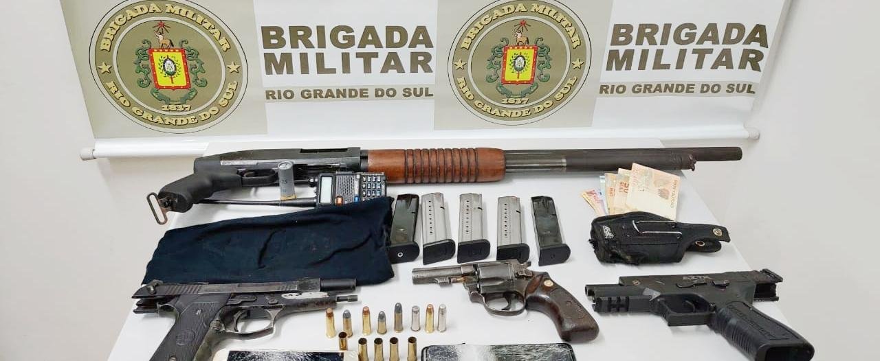 Houve a apreens&atilde;o de duas pistolas, uma espingarda, um rev&oacute;lver, cerca de 70 muni&ccedil;&otilde;es, um radiocomunicador e uma touca ninja