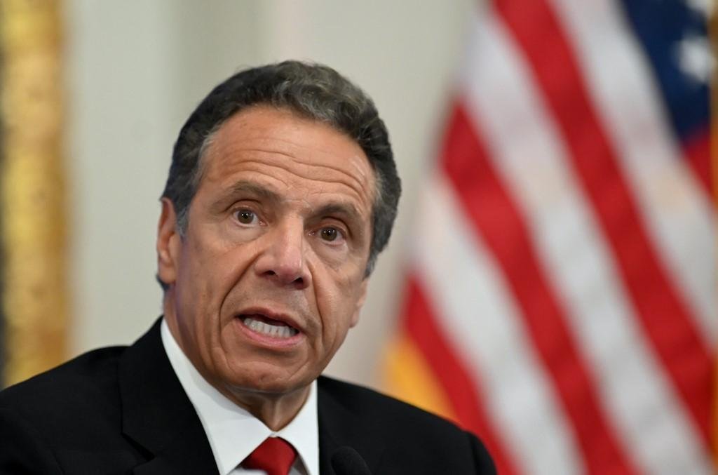 "O v&iacute;rus n&atilde;o usa m&aacute;scara", criticou o governador Cuomo