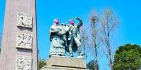 O Monumento ao Imigrante se tornou um reforço na conscientização, ganhando máscaras na cor rosa