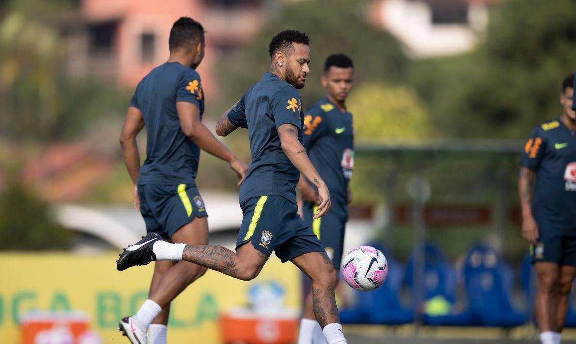 Neymar deixou treino com dores e &eacute; d&uacute;vida para estreia nas Eliminat&oacute;rias