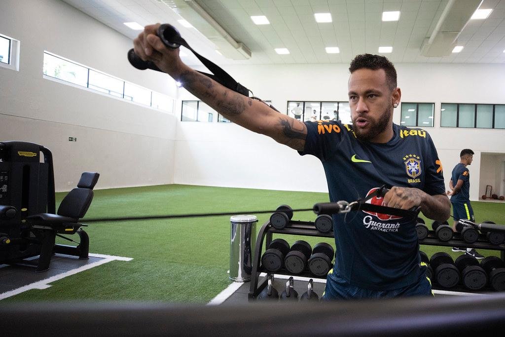 Atleta de 28 anos, que est&aacute; fazendo fisioterapia e tratamento m&eacute;dico, n&atilde;o participar&aacute; do treinamento marcado para esta quinta