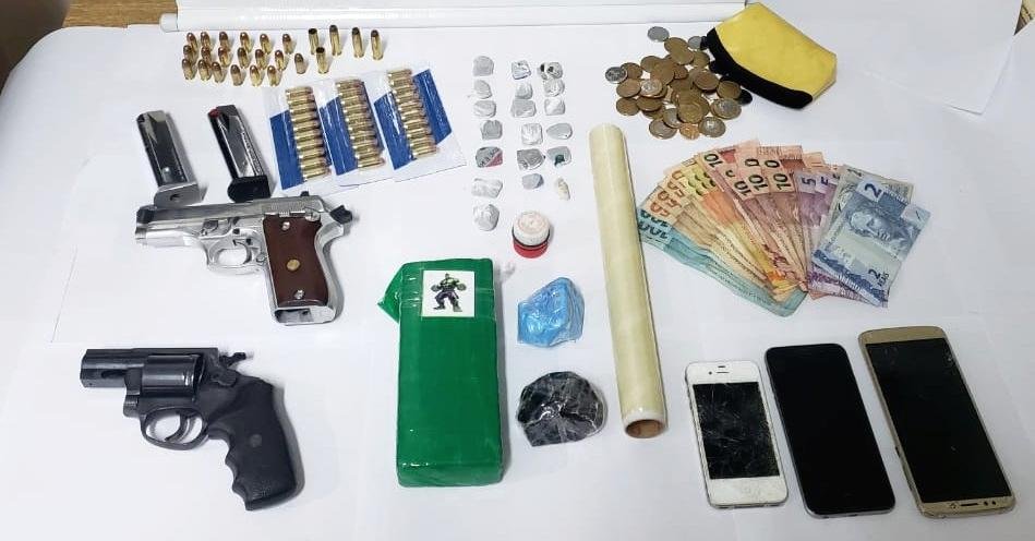 Na resid&ecirc;ncia, a pol&iacute;cia apreendeu armas, dinheiro e drogas