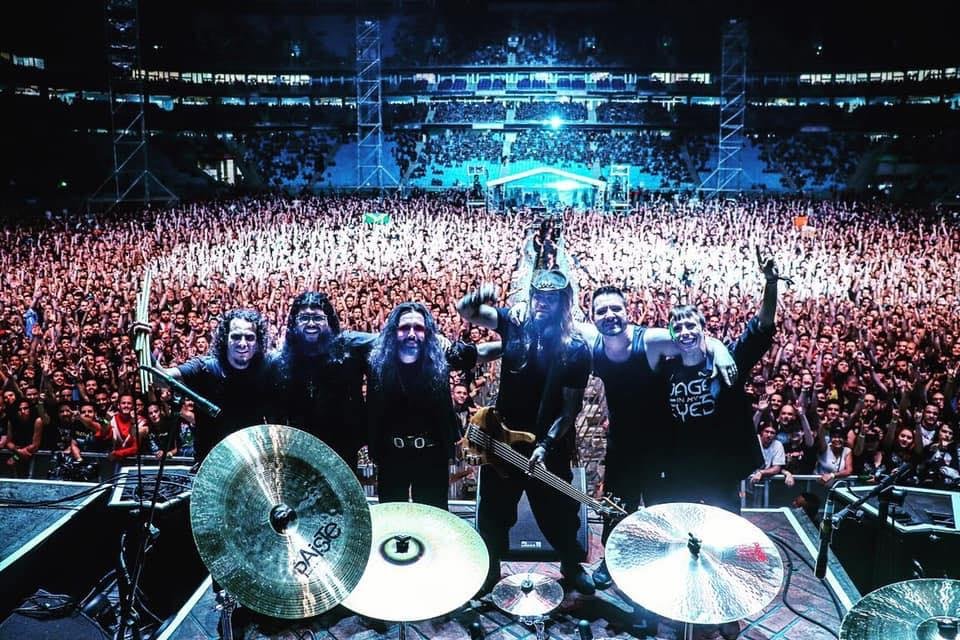 H&aacute; um ano, a banda abria para o Iron Maiden na Arena do Gr&ecirc;mio