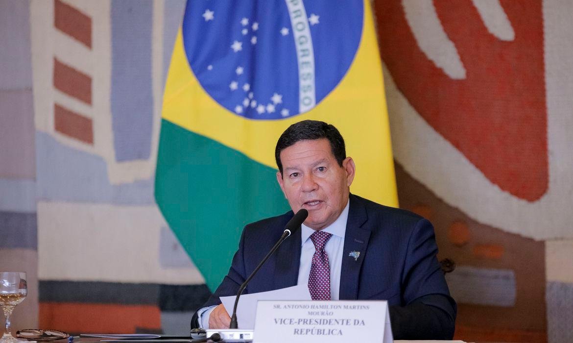 Mour&atilde;o diz que Brasil est&aacute; polarizado