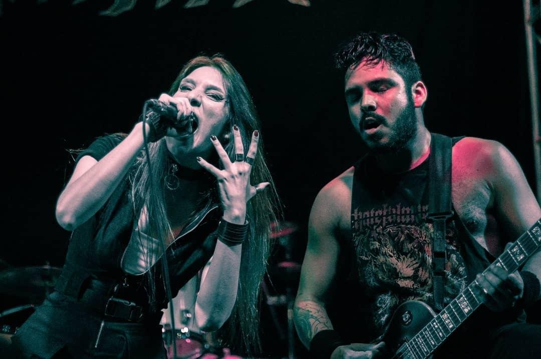 Hatefulmurder, com a vocalista Ang&eacute;lica Burns, mistura thrash metal moderno e death metal