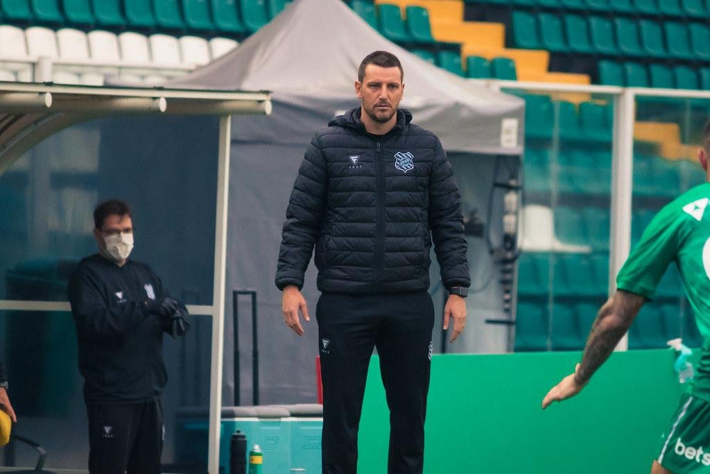 T&eacute;cnico Elano revelou que apresenta sintomas leves e far&aacute; quarentena na sua resid&ecirc;ncia