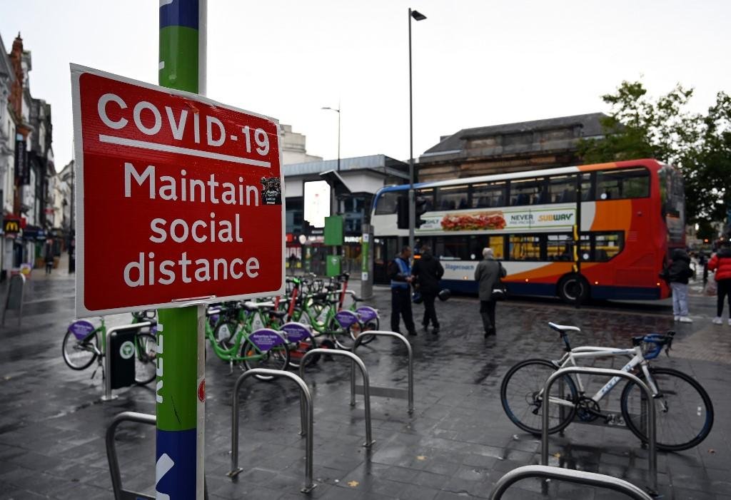 Diante do ressurgimento do coronav&iacute;rus, as autoridades brit&acirc;nicas decidiram fechar bares em Liverpool e reativar tr&ecirc;s hospitais de campanha