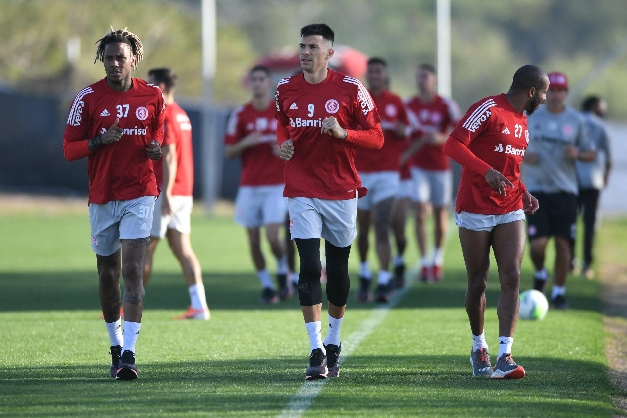 Os atletas que jogaram na &uacute;ltima partida realizaram apenas exerc&iacute;cios f&iacute;sicos e regenerativos no treino desta segunda-feira