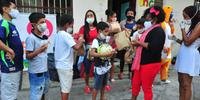Cerca de 150 crianças receberam guloseimas da ONG Misturaí nesta segunda-feira