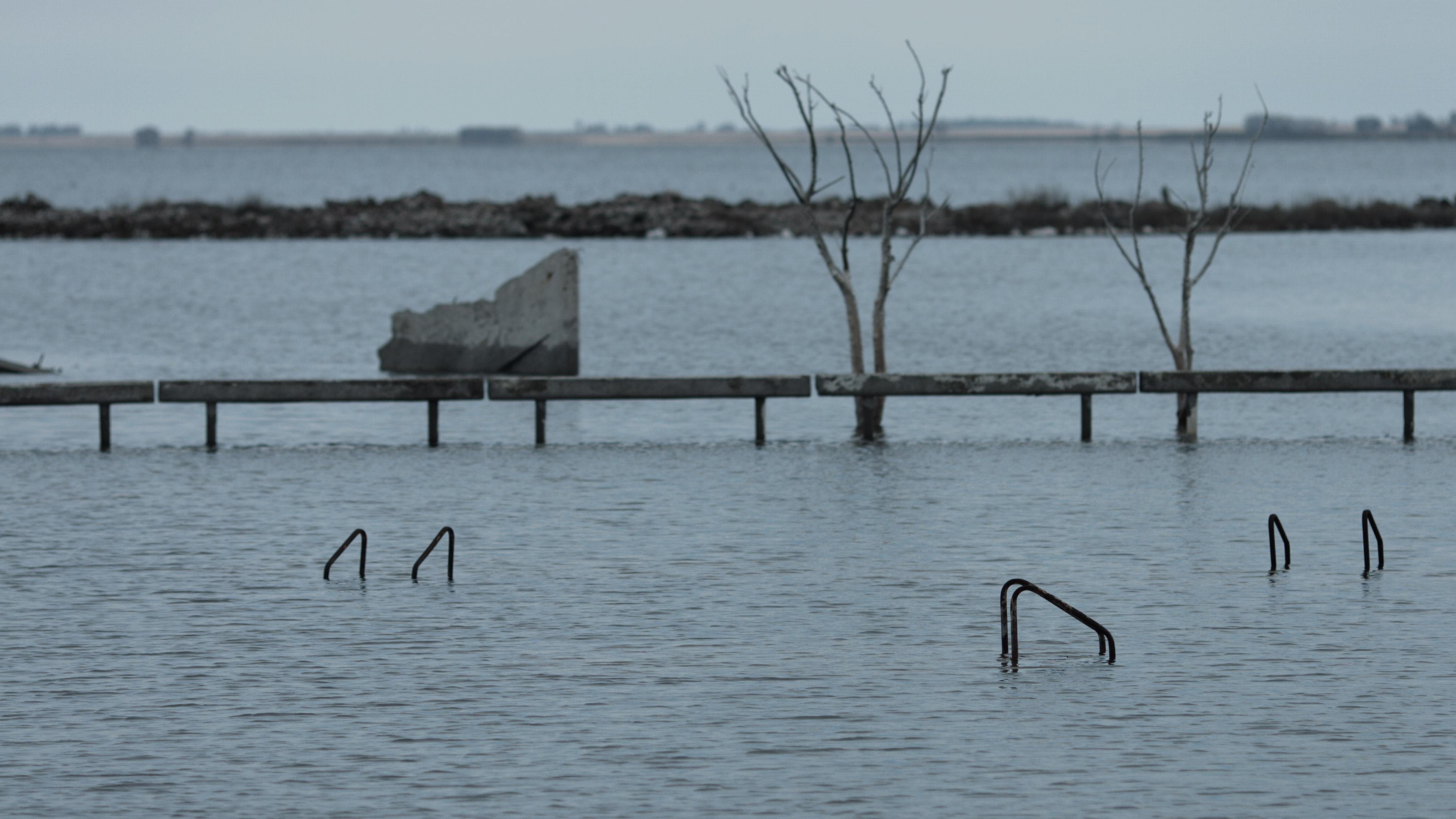 Epecu&eacute;n, localidade submersa pela &aacute;gua, em cena de &lsquo;Cidades Fantasmas&rsquo;, de Tyrell Spencer