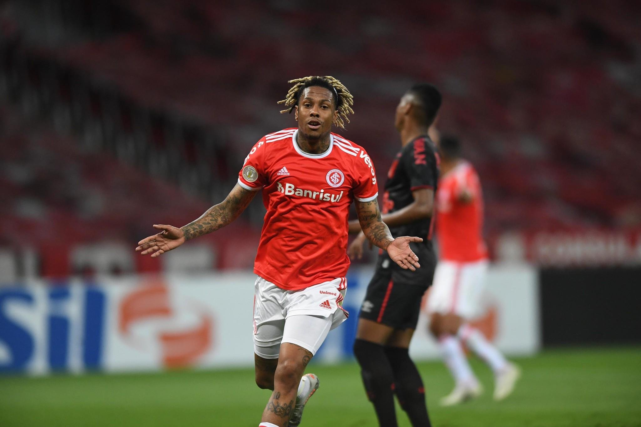 Abel Hern&aacute;ndez marcou contra o Athletico-PR