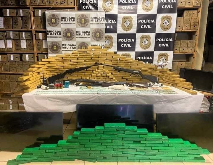 Al&eacute;m da droga, ainda foram apreendidos uma quantidade de crack, coca&iacute;na, muni&ccedil;&otilde;es, uma espingarda e tr&ecirc;s rifles