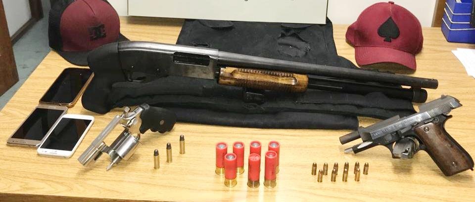 Uma pistola calibre, uma espingarda e um rev&oacute;lver, al&eacute;m muni&ccedil;&otilde;es e colete bal&iacute;stico, foram apreendidos