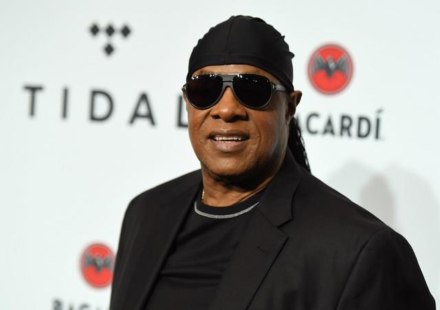 Escritas por Stevie Wonder, ambas as can&ccedil;&otilde;es tratam dos debates e desafios globais de hoje