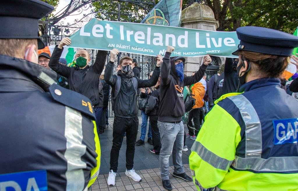 Apesar dos protestos recentes contra as restri&ccedil;&otilde;es, governo aut&ocirc;nomo da Irlanda do Norte ampliou as regras para evitar a propaga&ccedil;&atilde;o do coronav&iacute;rus