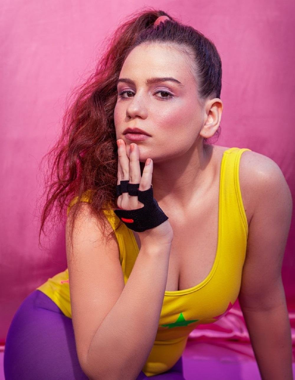 Carol Biazin lan&ccedil;ou clipe e single de "Desgrama" praticando o deboche