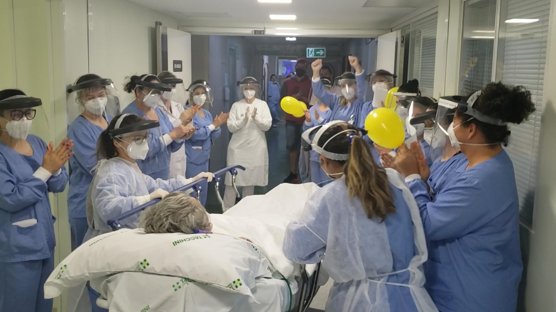 Paciente foi homenageado ap&oacute;s 101 dias na UTI do Hospital Tacchini