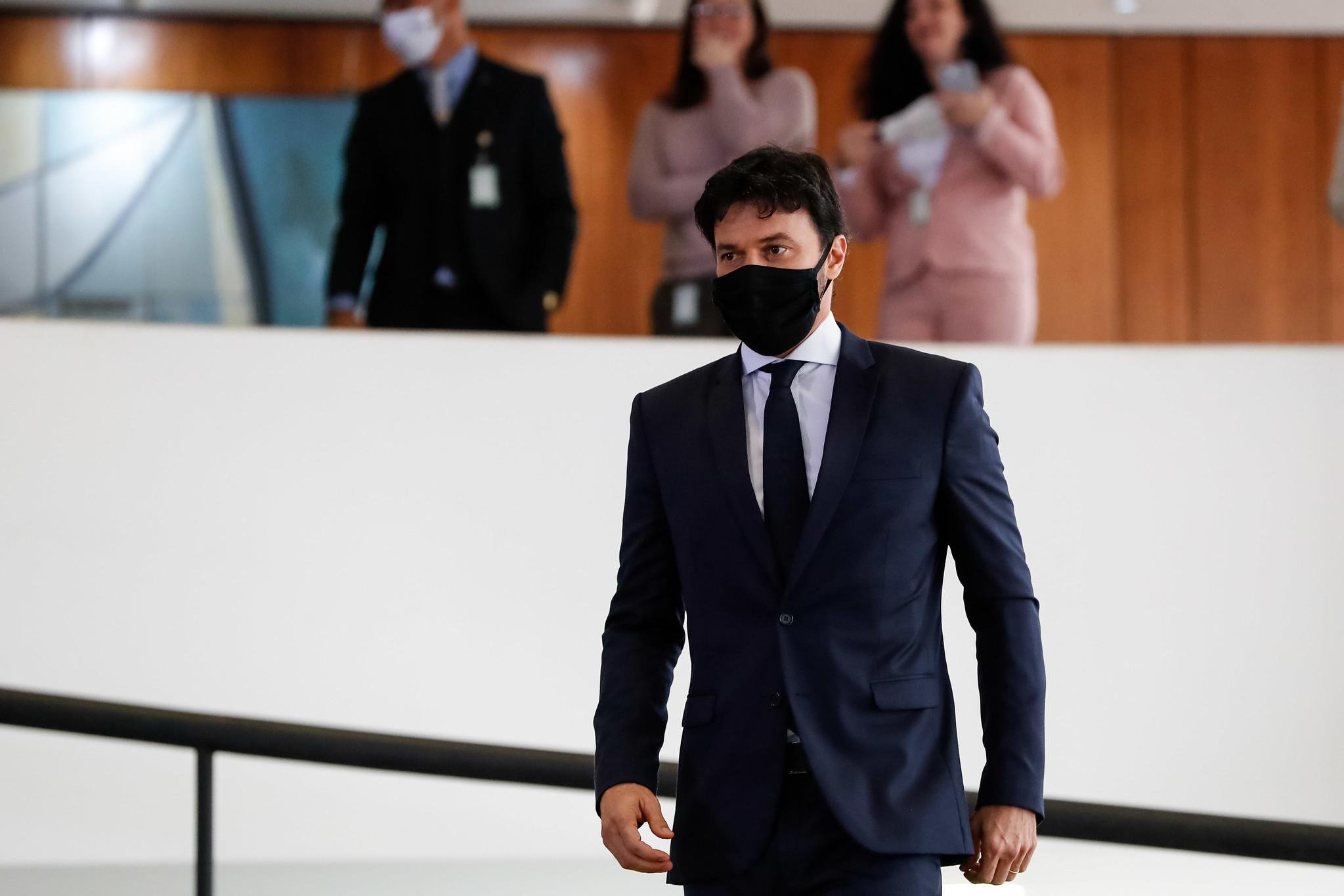 Faria continuar&aacute; cumprindo agenda e trabalhando de casa