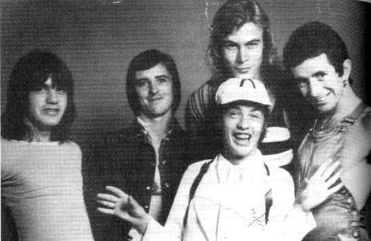 Os m&uacute;sicos Malcolm Young, Phil Rudd, Paul Matters, Angus Young e Bon Scott
