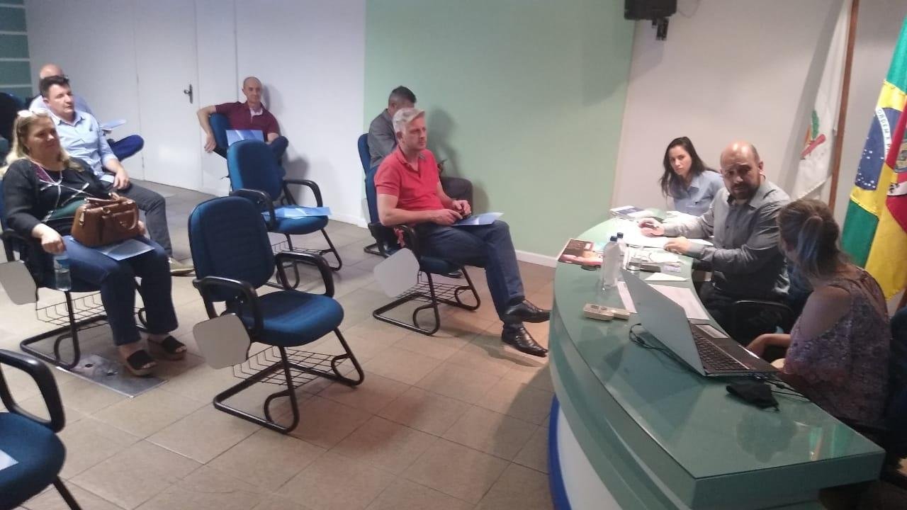 Assembleia exibiu v&iacute;deos com as propostas dos candidatos a prefeito