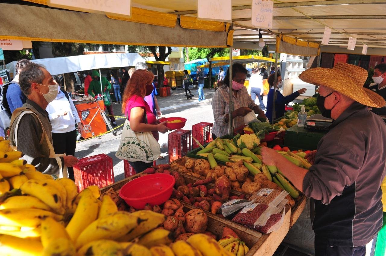 Um dos setores afetados pela pandemia foi a agricultura familiar, que viu a feira, um dos principais locais de comercializa&ccedil;&atilde;o de seus produtos, ser interrompida por um tempo