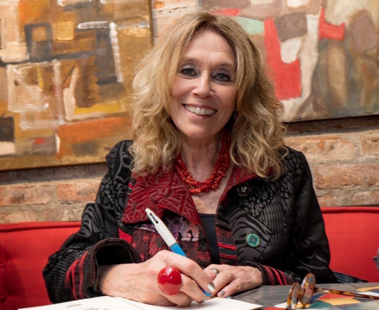Artista pl&aacute;stica, cantora e poeta Liana Timm