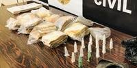 Agentes apreenderam R$ 9,3 mil em dinheiro, 15 pinos de cocaína, material de preparo da droga e anotações