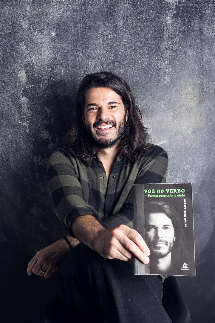 Diretamente do palco do Porto Alegre Comedy Club, Allan ir&aacute; interagir com o p&uacute;blico da live