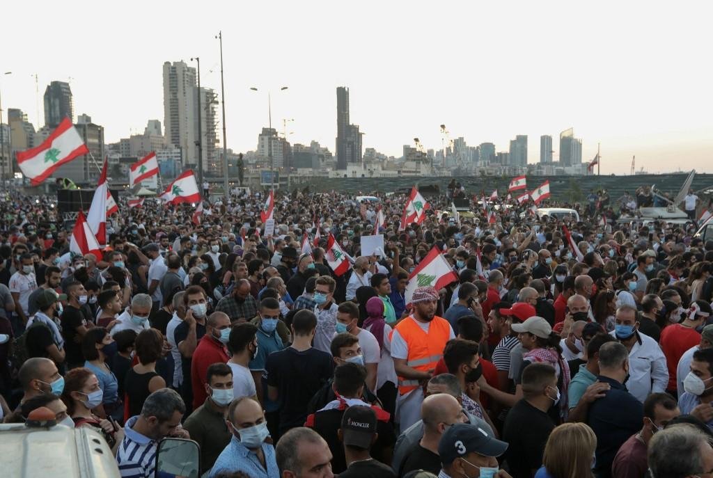 Centenas de manifestantes com bandeiras andaram por Beirute neste s&aacute;bado