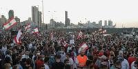 Centenas de manifestantes com bandeiras andaram por Beirute neste sábado