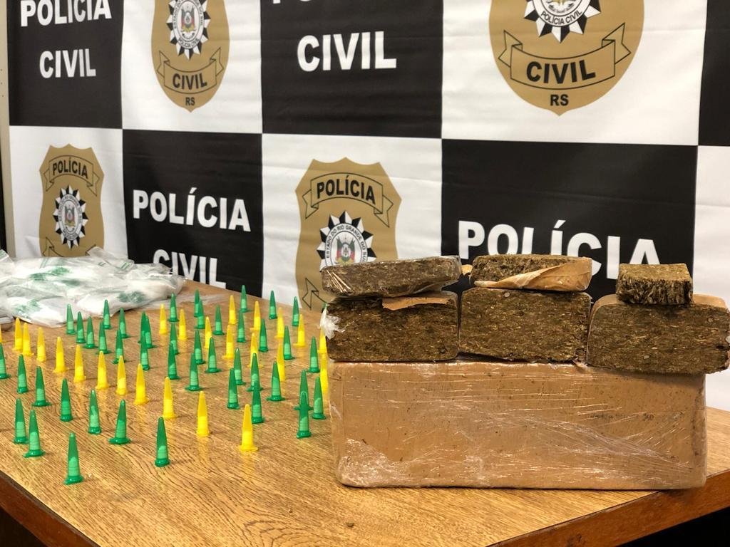 No interior do im&oacute;vel foi localizado mais de um quilo de maconha, 100 pinos de coca&iacute;na e uma balan&ccedil;a de precis&atilde;o