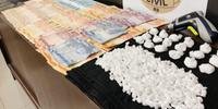 Houve a apreensão de 350 porções de cocaína, uma parafusadeira, um veículo e R$ 6.871,00 em dinheiro