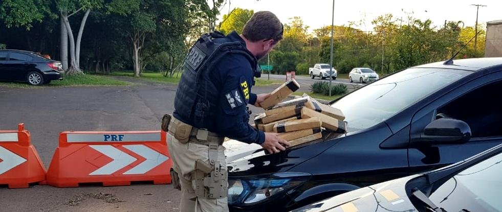&Egrave;ntorpecente estava escondido no para-choque do carro