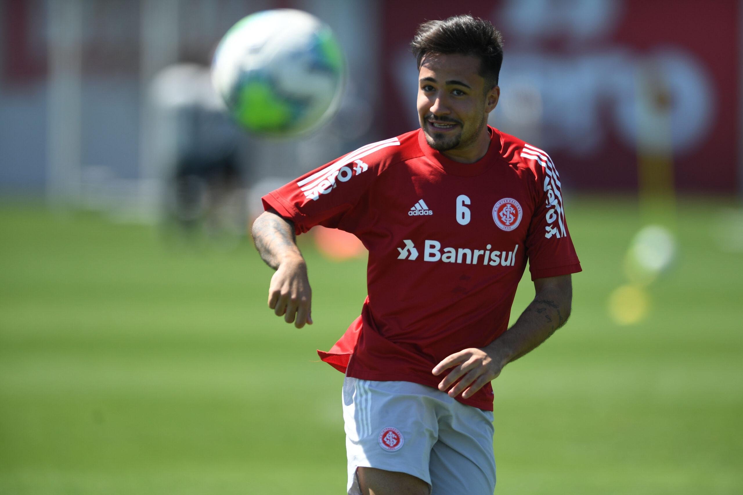 Lateral Heitor vinha sendo destaque do Inter at&eacute; sofrer com um problema f&iacute;sico na partida contra o Athletico-PR