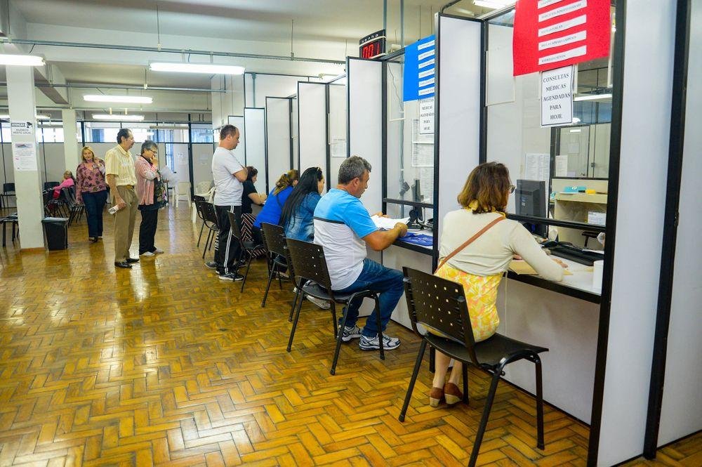 Foram agendados, antecipadamente, quatro pacientes por hora para cada especialidade