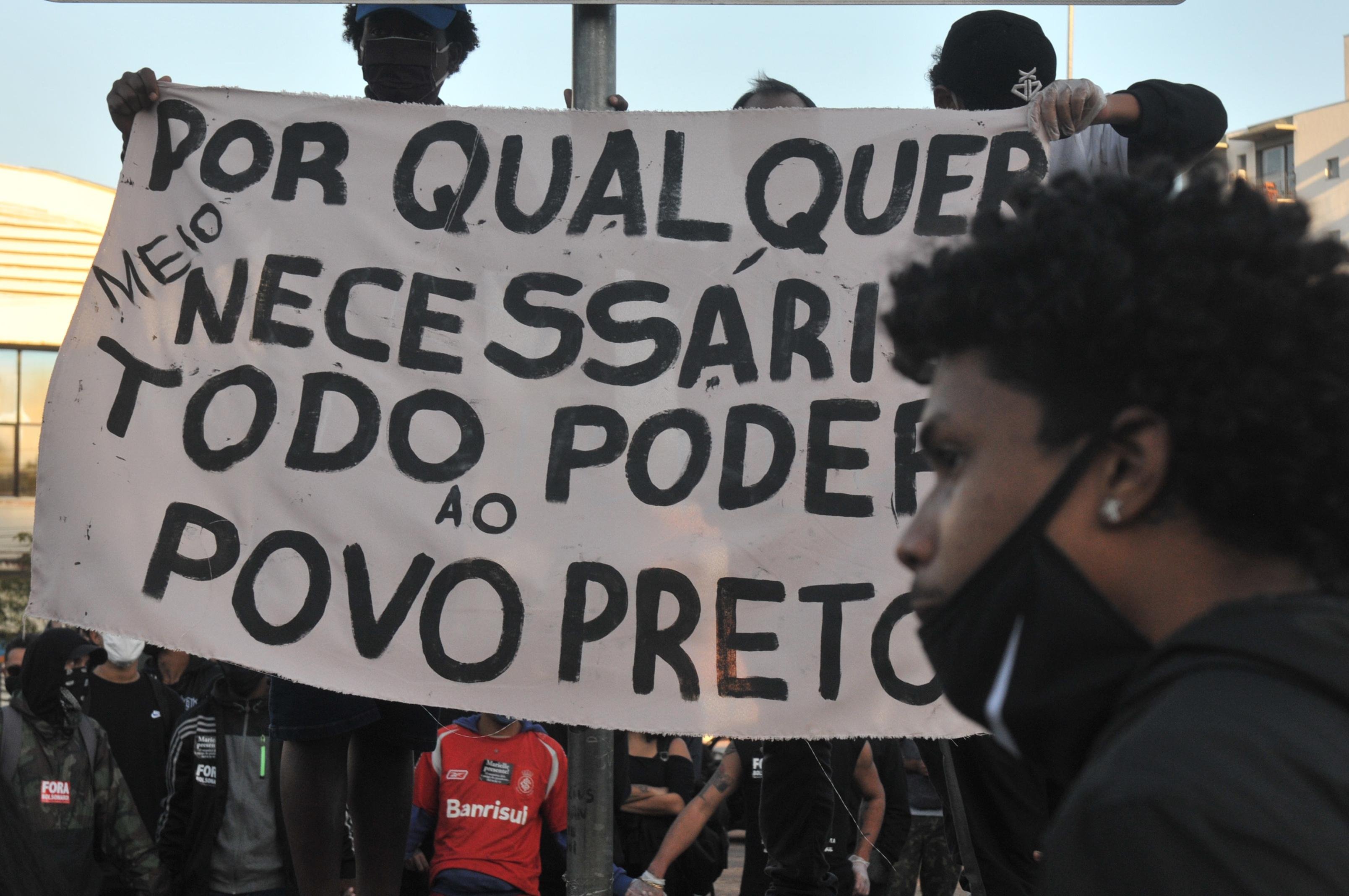 Caminhada Vidas Negras Importam, em protesto antirracista e antifascista em Porto Alegre.