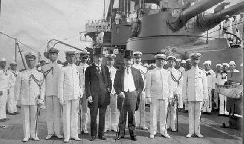 O presidente da Rep&uacute;blica, Epit&aacute;cio Pessoa, com a tripula&ccedil;&atilde;o do coura&ccedil;ado S&atilde;o Paulo, que transportou o rei da B&eacute;lgica para o seu pa&iacute;s de origem.