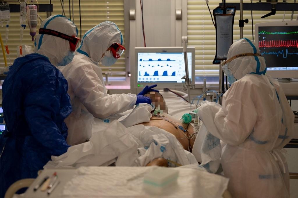 Leitos hospitalares em Madri voltam a ficar lotados com segunda onda de casos de Covid-19