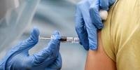 Cientistas britânicos planejam infectar voluntários para avançar na busca da vacina